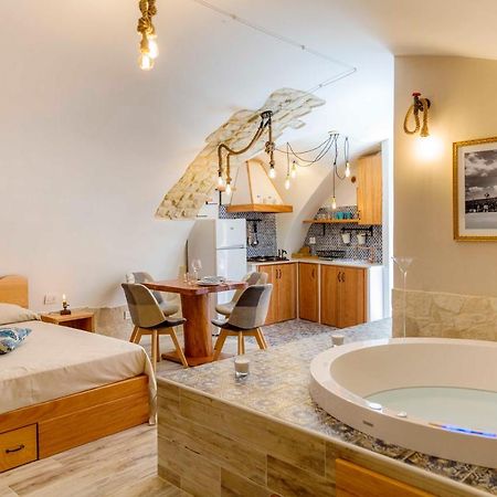 Il Galletto Viola, Luxury Room & Suite パラッツォーロ・アクレイデ エクステリア 写真