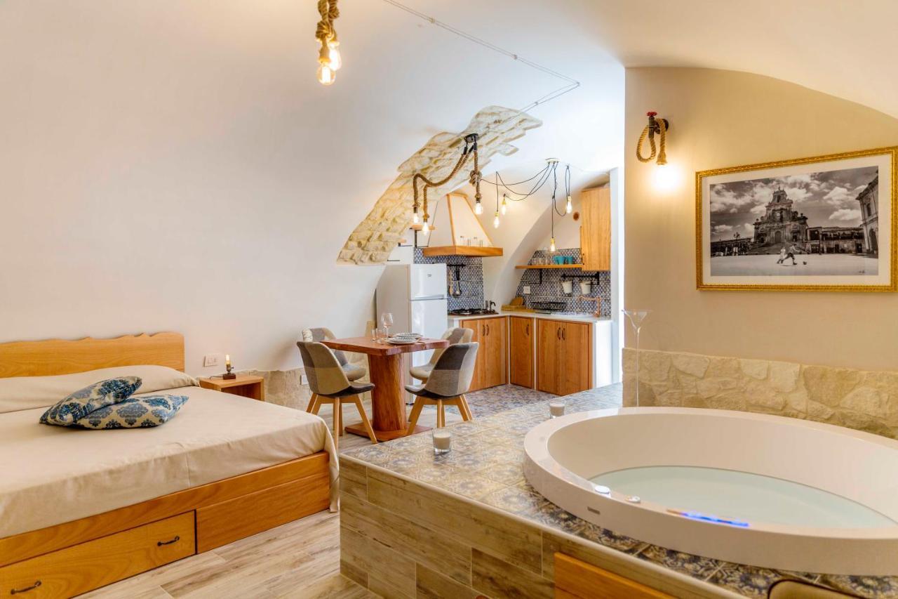 Il Galletto Viola, Luxury Room & Suite パラッツォーロ・アクレイデ エクステリア 写真