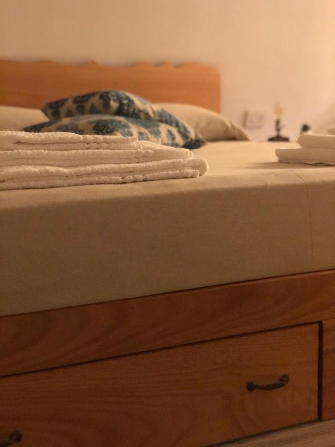 Il Galletto Viola, Luxury Room & Suite パラッツォーロ・アクレイデ エクステリア 写真